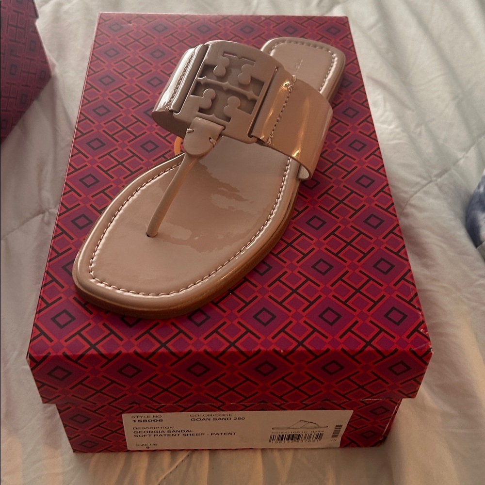 NWB Tory Burch Georgia Sandel in Color GOAN (Nude).Patent Leather. Thong Sandals